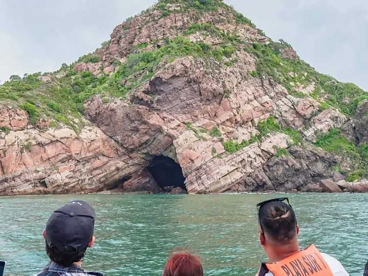 Formación rocosa y cueva frente a la bahía