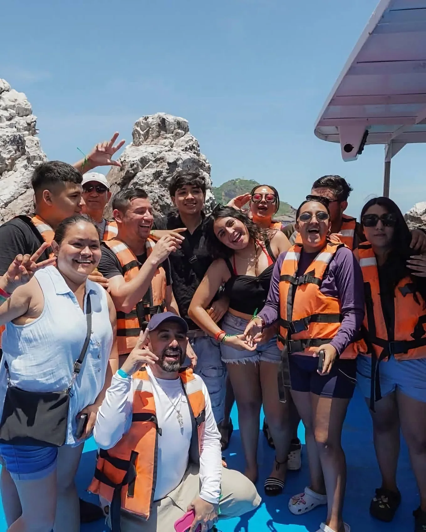 Grupo de turistas a bordo de una embarcación frente a formaciones rocosas