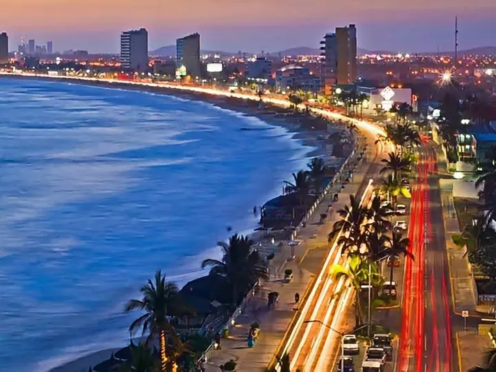 Vista del malecón de Mazatlán al anochecer